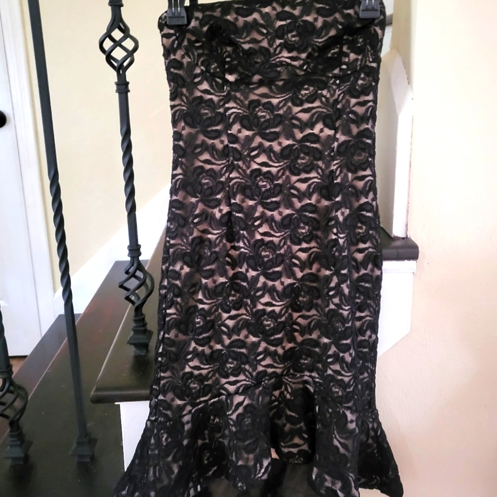 bebe beautiful strapless black lace dress with scalloped hem.  Size S.